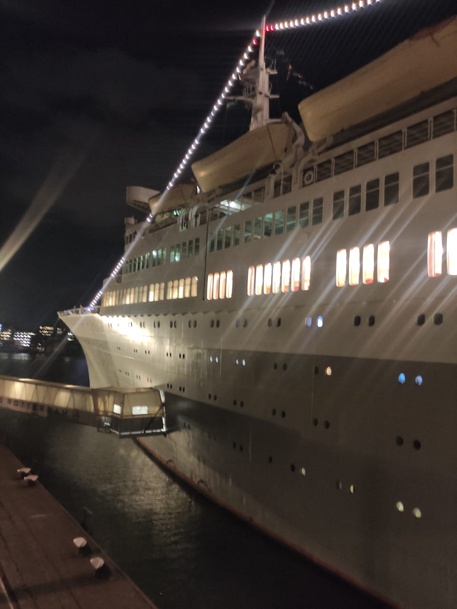 SS Rotterdam bei Nacht